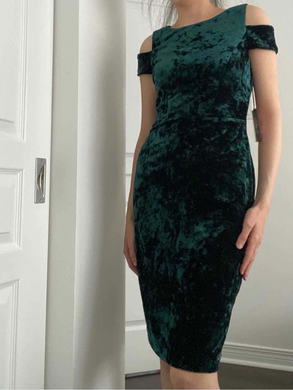 Vince Camuto Emerald Green Cold Shoulder Crushes Velvet Sheath Dress